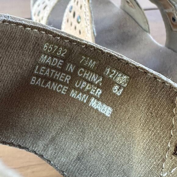 Light Use Clarks Bendables Lexi Laurel Strap Leather Slip On Sandal Size 7.5 Tan - Picture 10 of 12